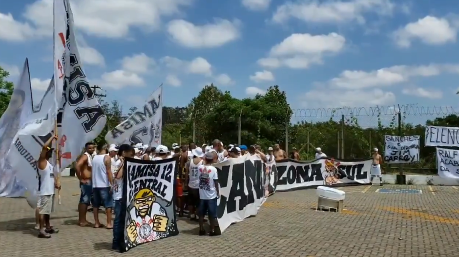 [COMENTE] Como você avalia os protestos feitos por grupos pequenos de torcedores nesta semana? 