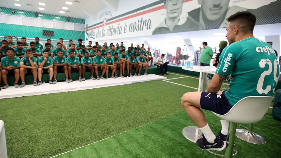 Bigode vira ''palestrante por um dia'' para ajudar os jovens da base do Palmeiras