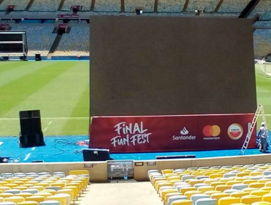 Veja imagens da montagem dos telões para a final no Maracanã