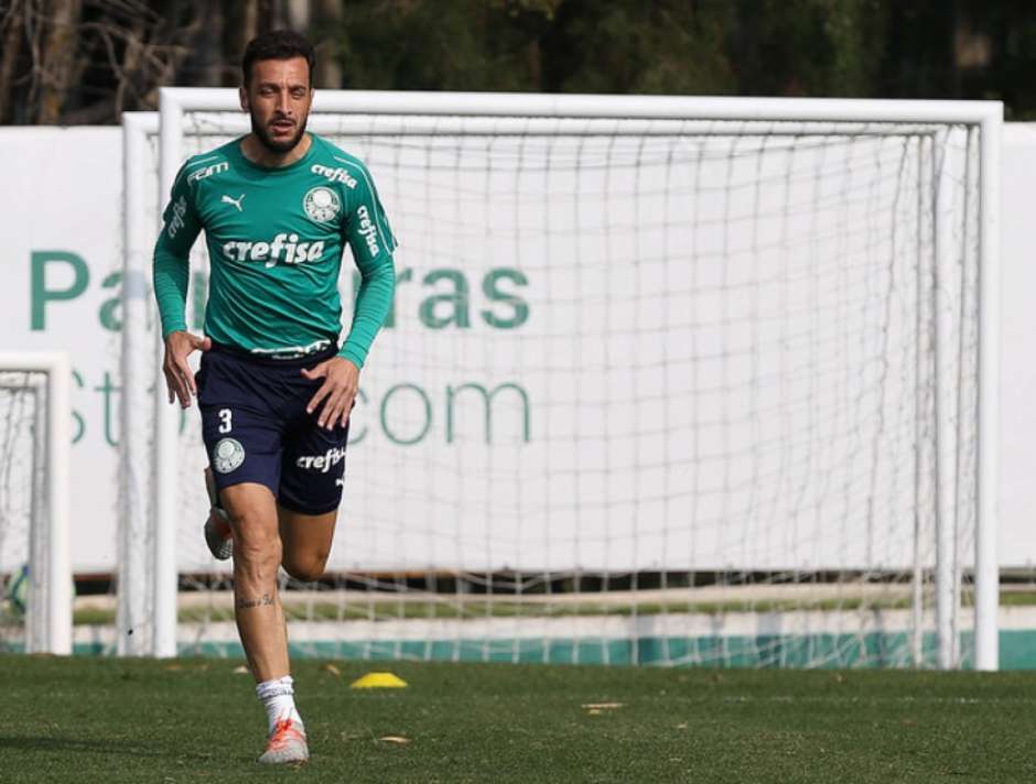 E no último dia de sua carreira profissional... Edu volta aos gramados onde tudo começou