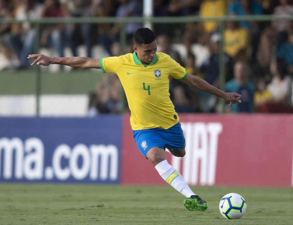 Campeão mundial sub-17 crê em versatilidade para crescer no Palmeiras
