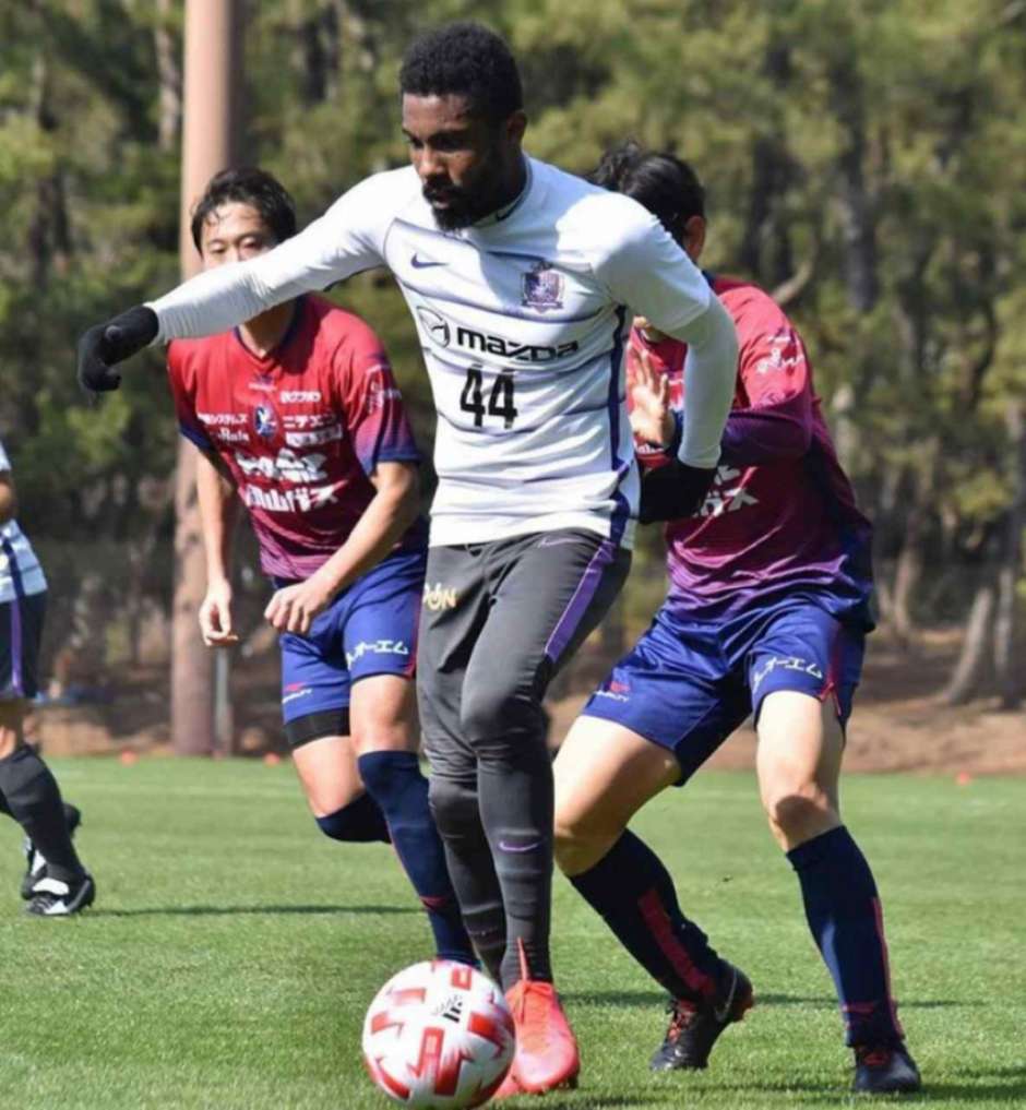 Em fim de contrato com o Hiroshima-JAP, capixaba Rhayner não dá indício de  que voltará ao futebol brasileiro, futebol