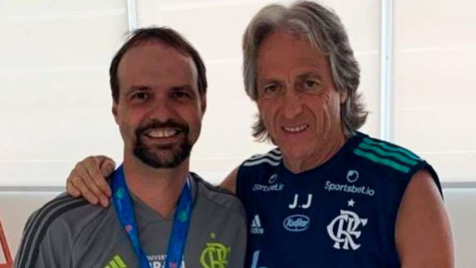 Mister oferece medalha de campeão da Taça Guanabara a Maurício Souza