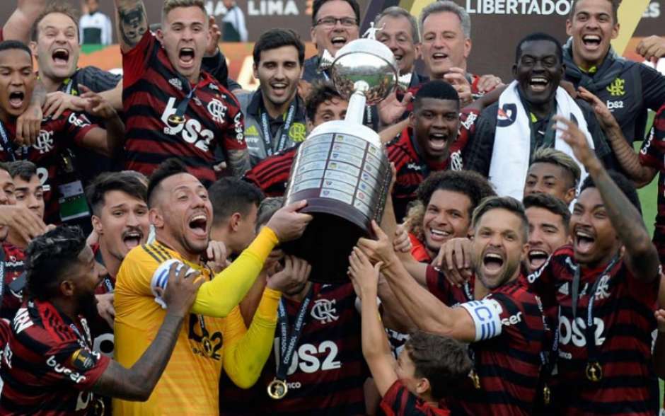 Torcedores do Flamengo celebram e recordam com reprise, a final da Libertadores de 2019