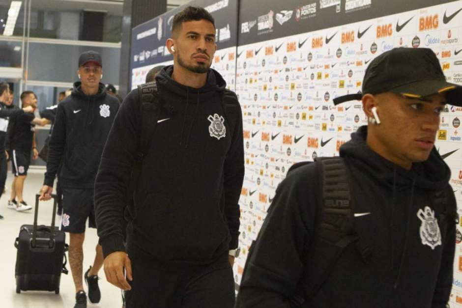 Titular na zaga, Pedro Henrique comemora momento: 