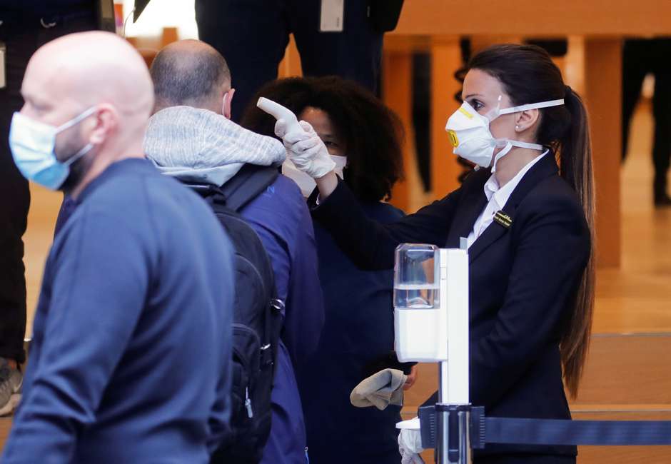 Funcionária verifica a temperatura de um cliente na entrada de uma loja da Apple em Zurique, Suíça, durante a pandemia de coronavírus
13/05/2020
REUTERS / Arnd Wiegmann