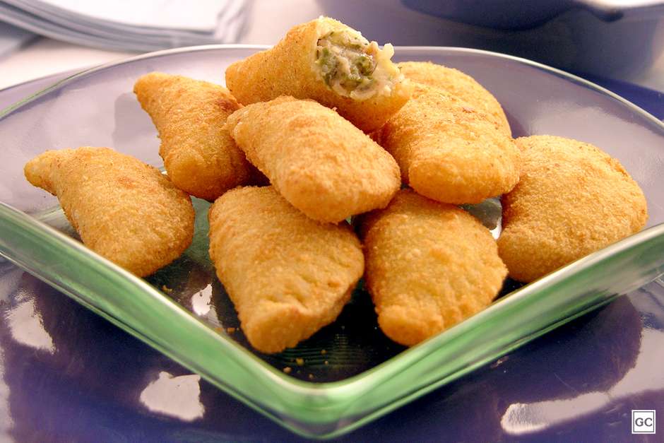 Featured image of post Receita De Pastel o Frito Essa receita ensina passo a passo como preparar um peixe frito com crosta crocante e feita com p o italiano