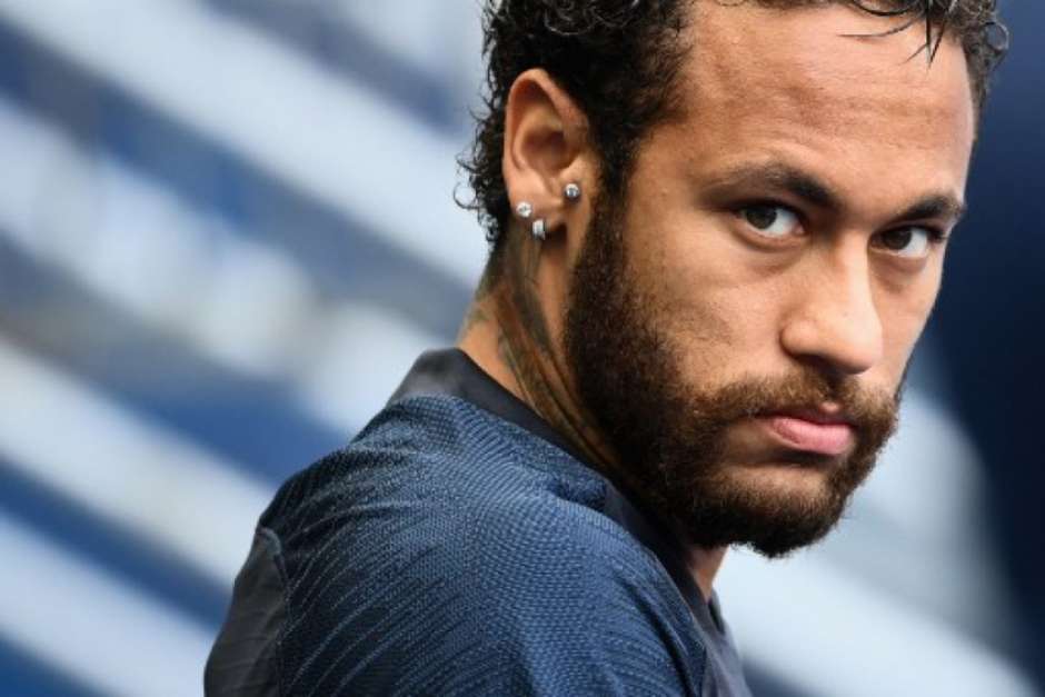 Neymar terá campo sintético idêntico ao do Allianz em casa