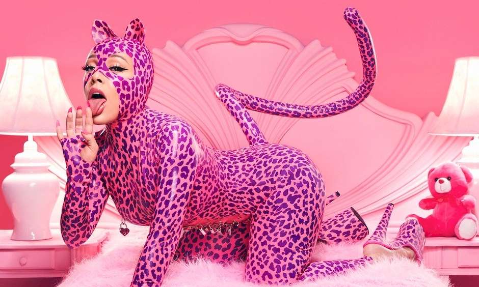 Doja Cat sensualiza e enlouquece no single "Freak"