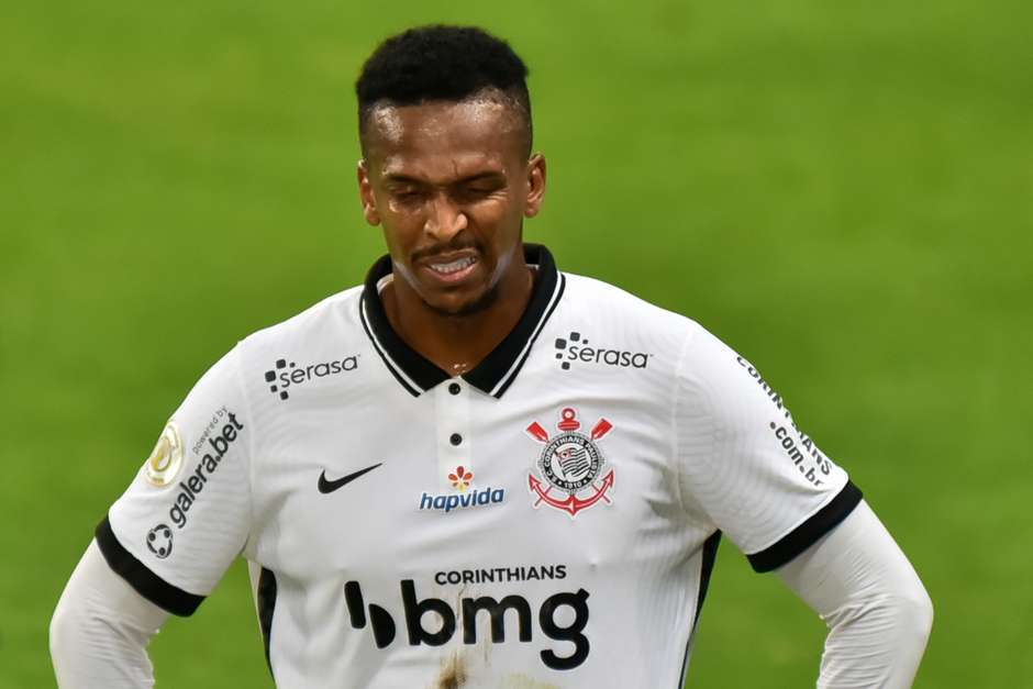 Corinthians confirma lesão e não terá Jô contra o Flamengo