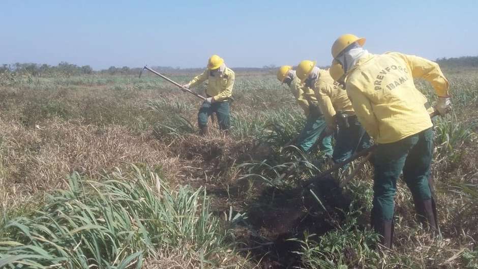 Escassez de água e fogo subterrâneo dificultam combate a incêndio no  Pantanal de MT perto da fronteira com a Bolívia, Mato Grosso