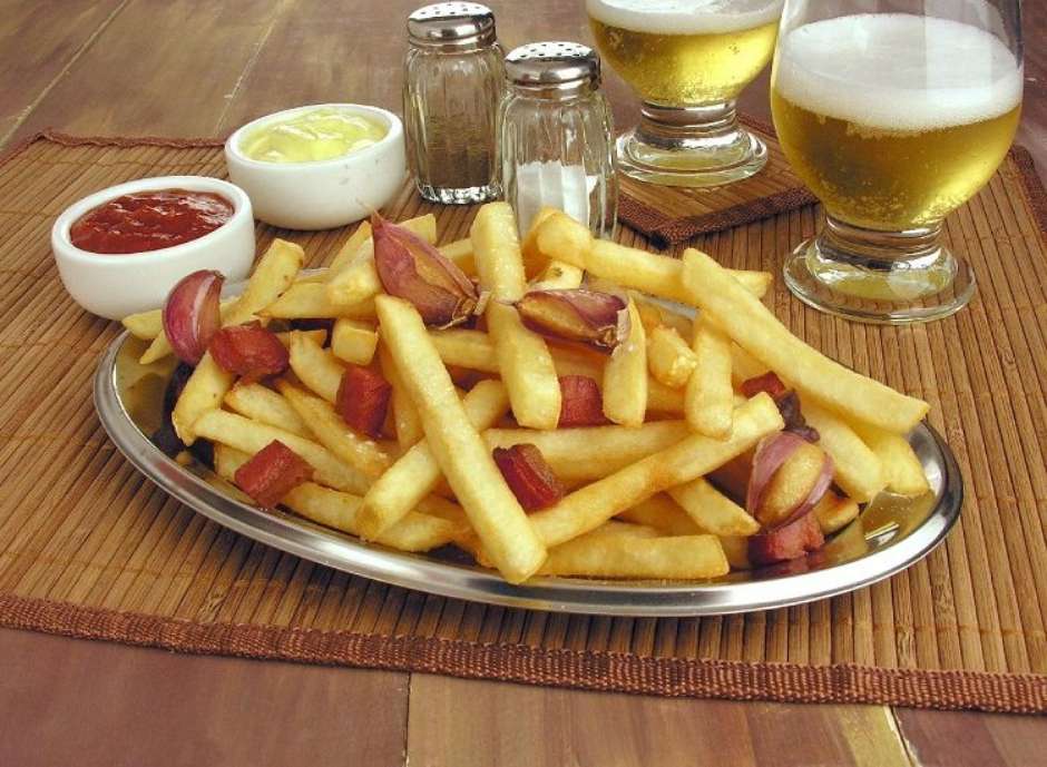 Uma porção de batatas fritas, batatas fritas