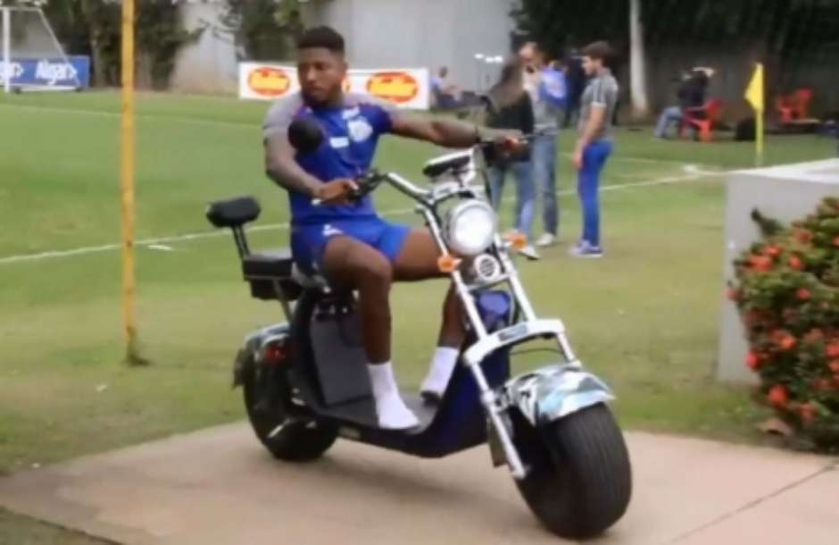 Camisa 11 do finalista: Marinho deixou de ser meme e se tornou referência  fora de campo no Santos