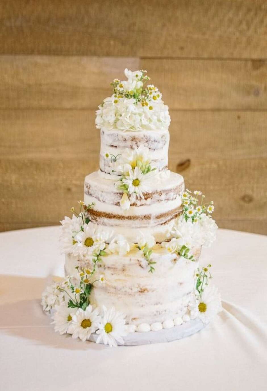 Свадебный торт с ромашками живыми