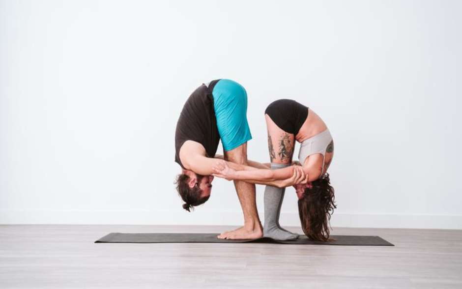 Conheça os exercícios de yoga para fazer em dupla