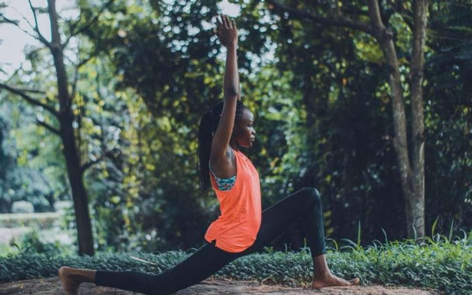 Voltaren  Posições de Yoga para a dor de costas