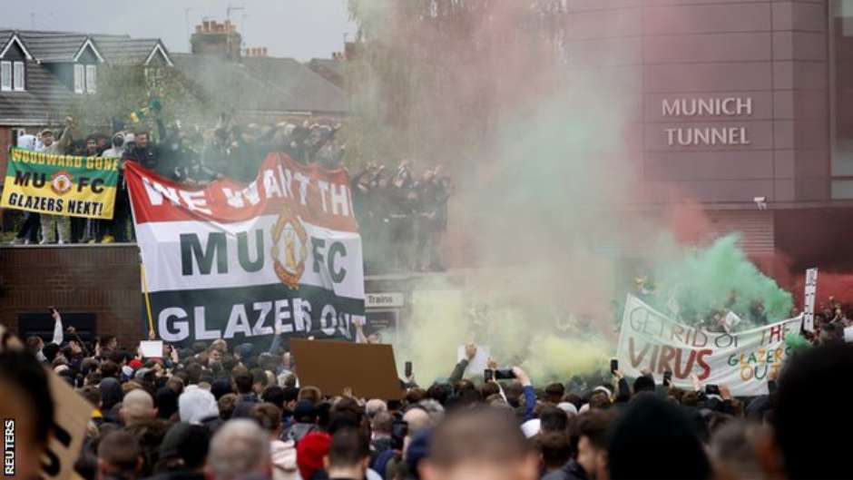 Jogo do Manchester United é adiado após torcedores entrarem no campo para  protestar contra donos do clube - BBC News Brasil