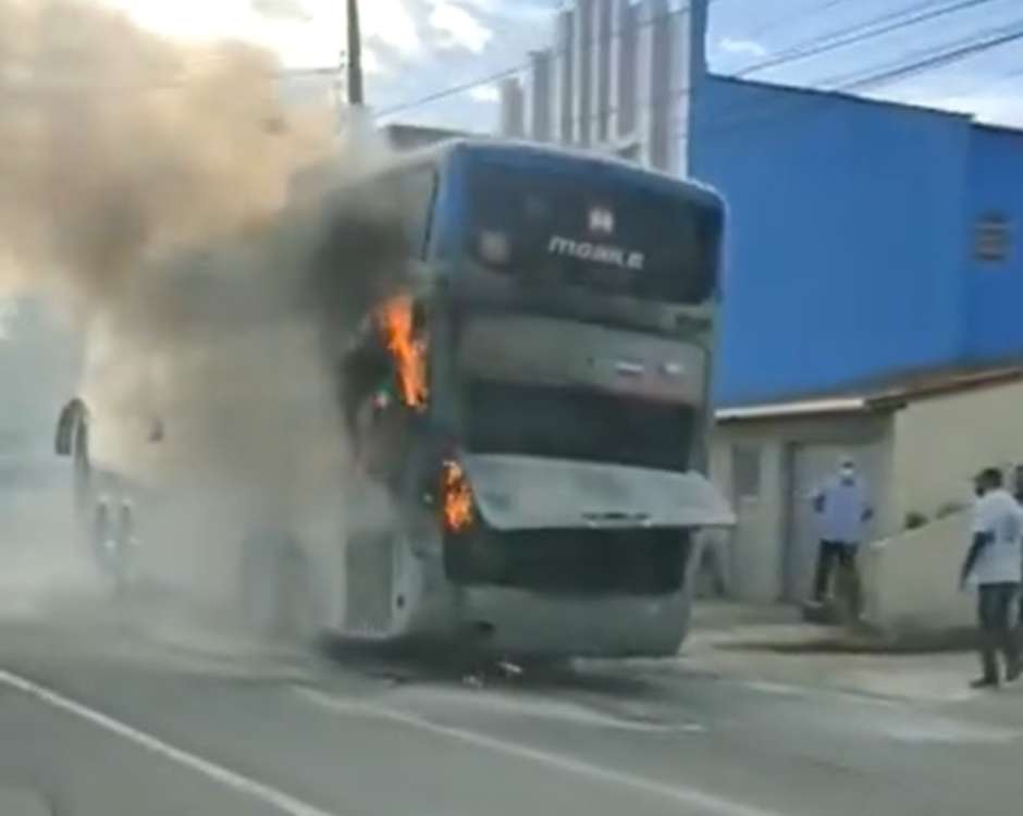 Ônibus com time de futebol pega fogo durante viagem para jogo do Campeonato  Paraibano, Paraíba