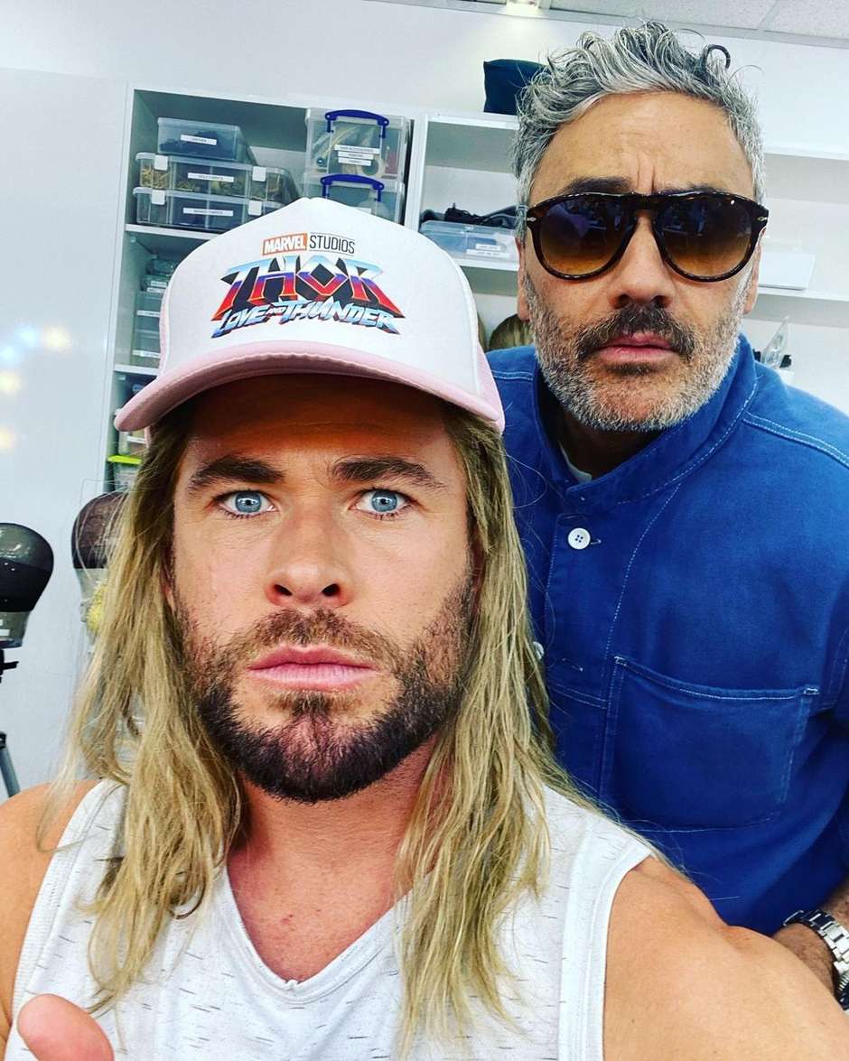 Thor: Chris Hemsworth aparece forte em último dia de filme da Marvel