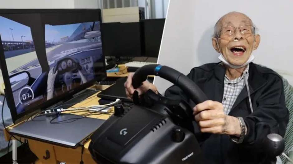 Os jogadores estão jogando jogos de corrida em um simulador de carro com  fundo de volante.