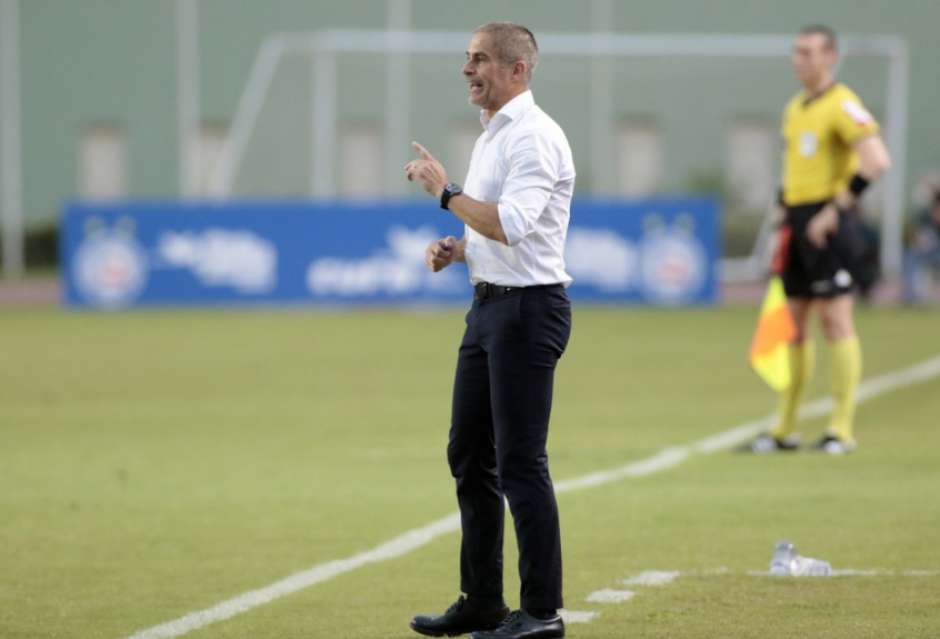 Sylvinho se diz preocupado em acelerar etapas no Corinthians, mas destaca cautela: 