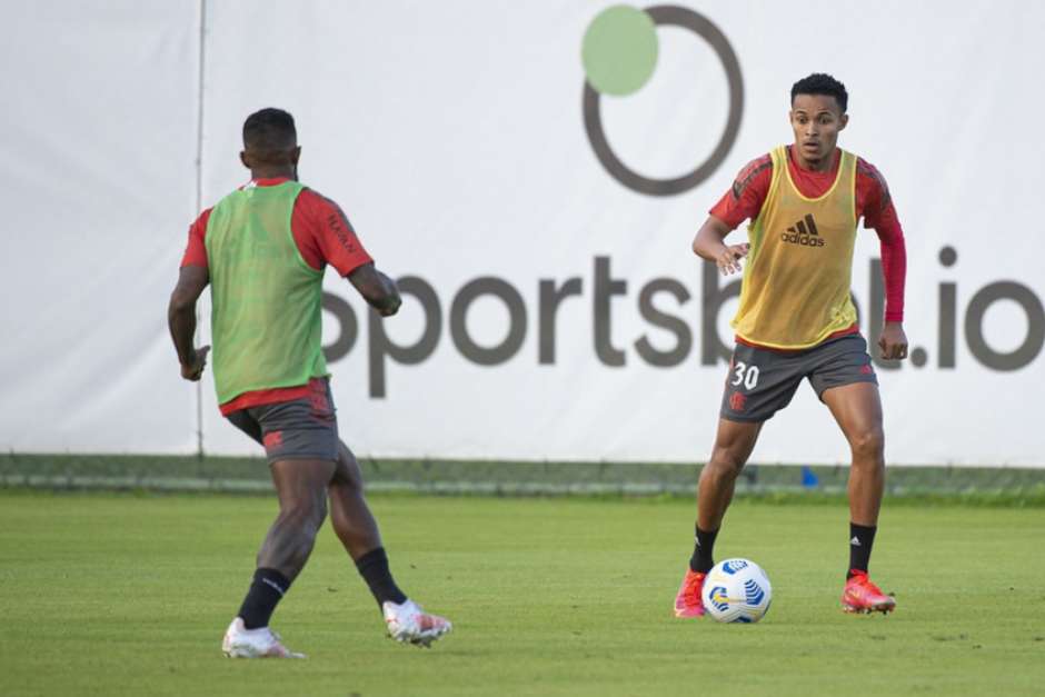 Sem espaço com Ceni, Lázaro treina com profissionais e deve ser relacionado pelo Flamengo