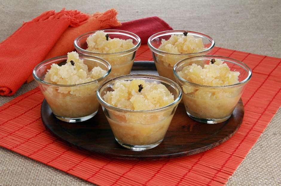 Veja passo a passo de doce de abacaxi com coco e sorvete