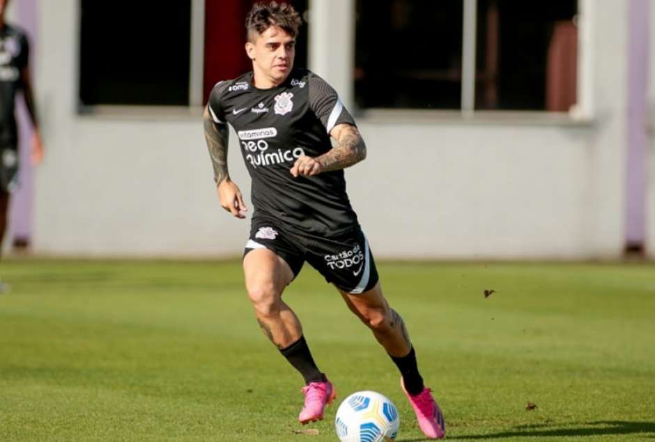 Fagner admite incômodo com posição no Brasileirão, mas vê Corinthians com potencial para subir