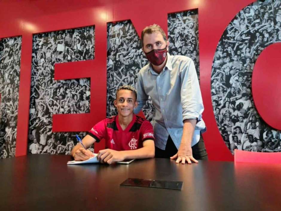 Sub-17: joia assina primeiro contrato profissional com o Flamengo: Feliz e emocionado