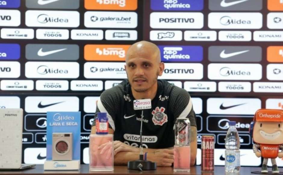 Fábio Santos comenta características do Corinthians de Sylvinho : 'Gosto como ele trabalha'