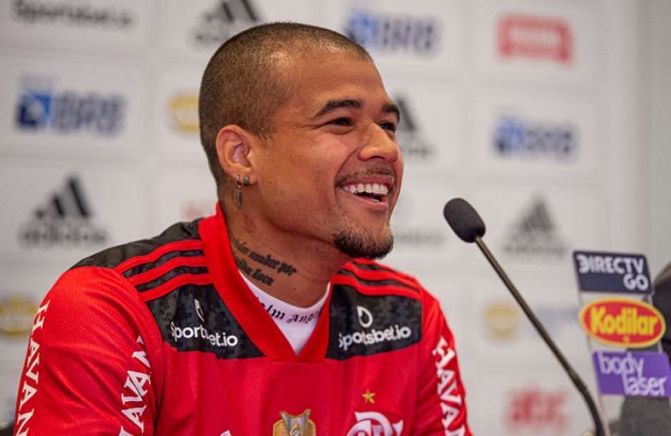 Maior da Europa? Kenedy brinca sobre gafe em sua apresentação no Mengão