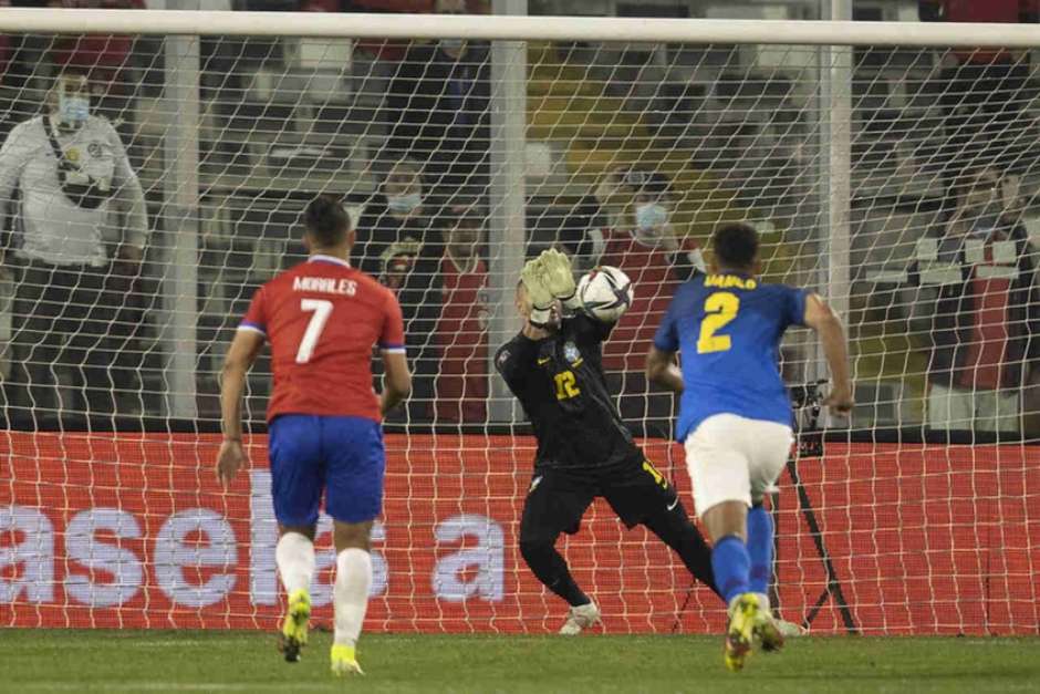Weverton faz golaço em treino do Brasil após jogo cancelado