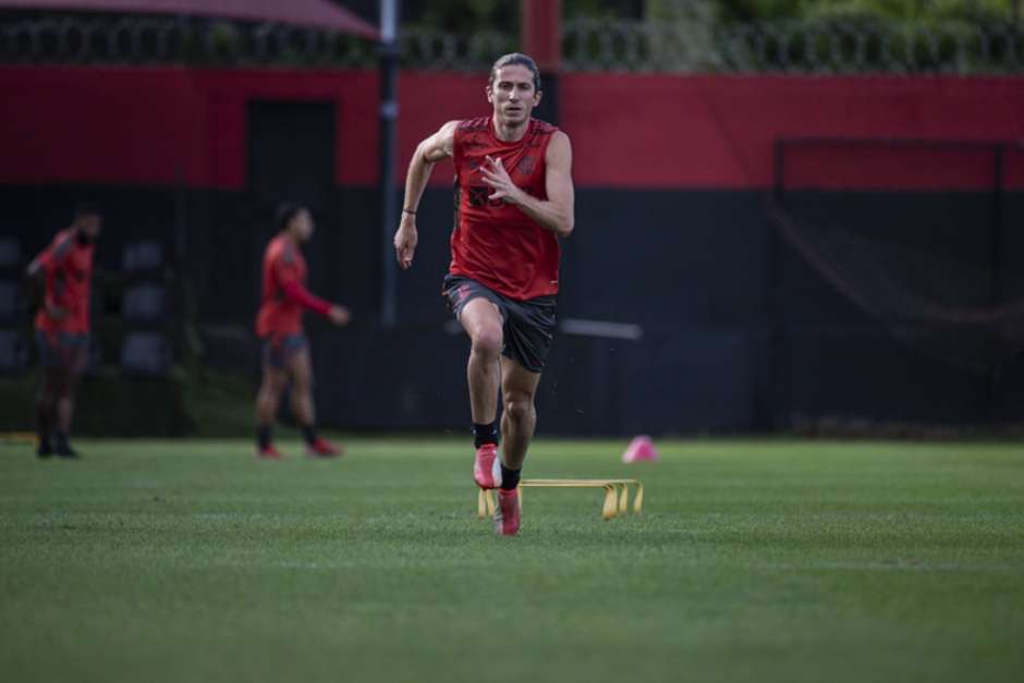 Olho no adversário:Filipe Luís vira desfalque do Flamengo contra o Palmeiras