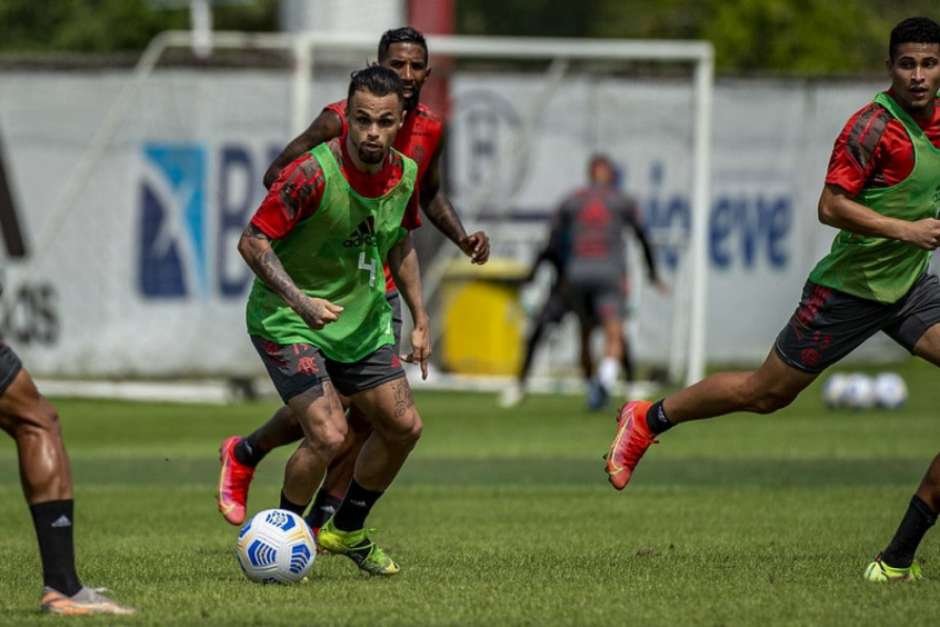 Atacante marca golaço em treino e brinca com bordão: Quando o Michael está feio, esquece!