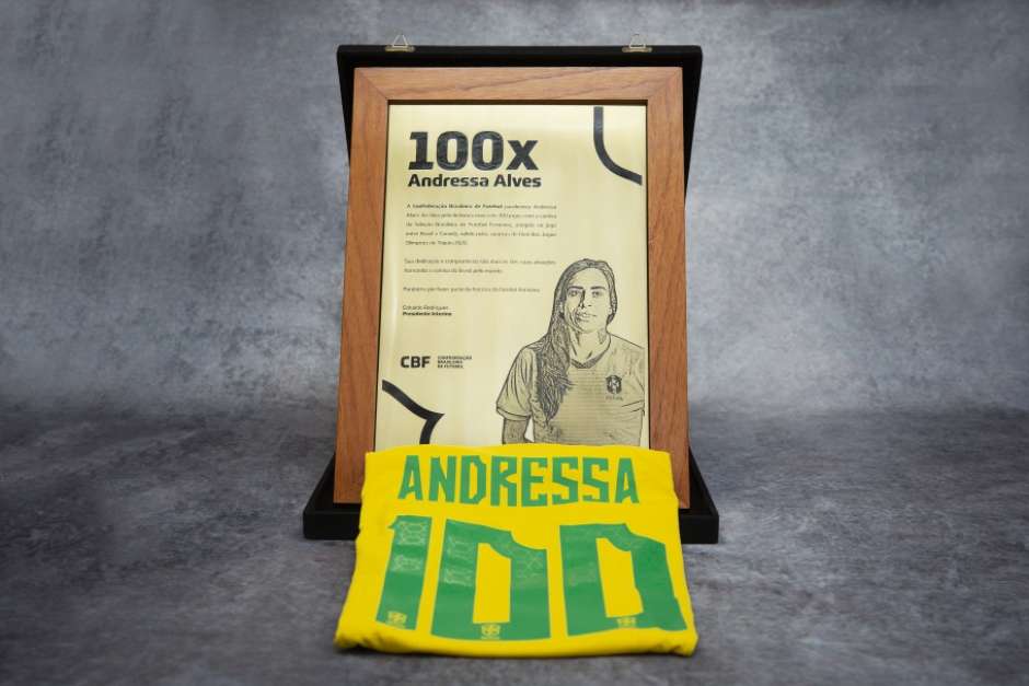 OO Andressa Alves recebe homenagem pelos 100 jogos com a Seleção