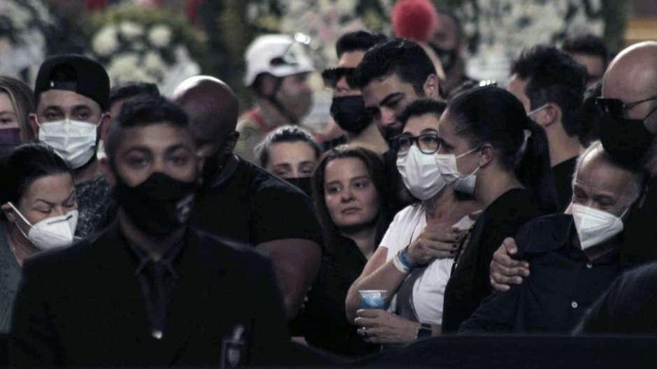 Amigos, sertanejos famosos, fãs e parentes vão ao velório de