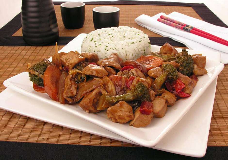 Frango Kung Pao. Comida tradicional chinesa. Frango xadrez. Vista