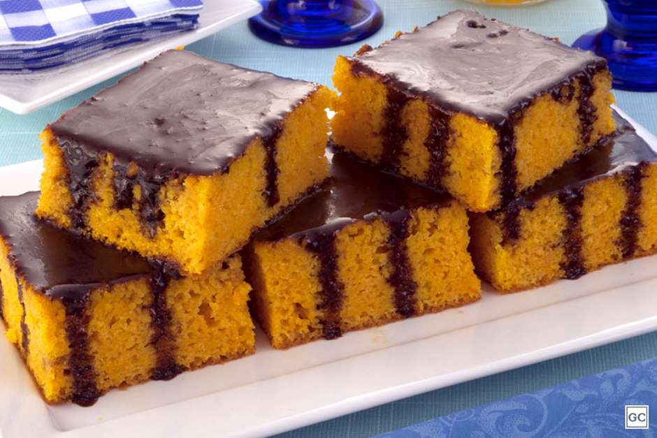 BOLO DE CENOURA FOFINHO E COM CASQUINHA DE CHOCOLATE 