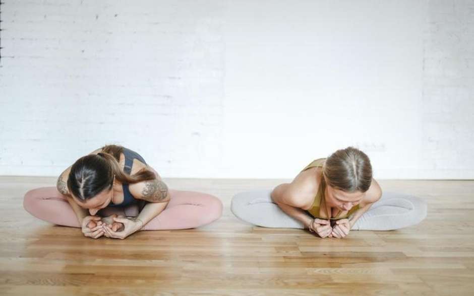 6 poses de yoga para casais fazerem juntos - Eu Sem Fronteiras