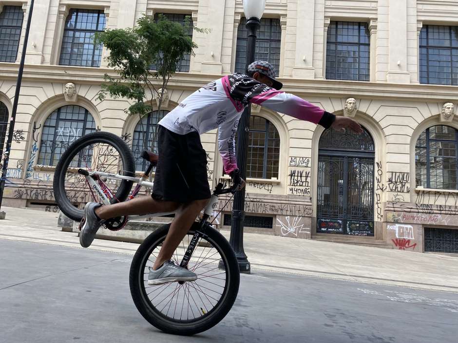 Manobras de bicicleta que são 'febre' nas periferias promovem