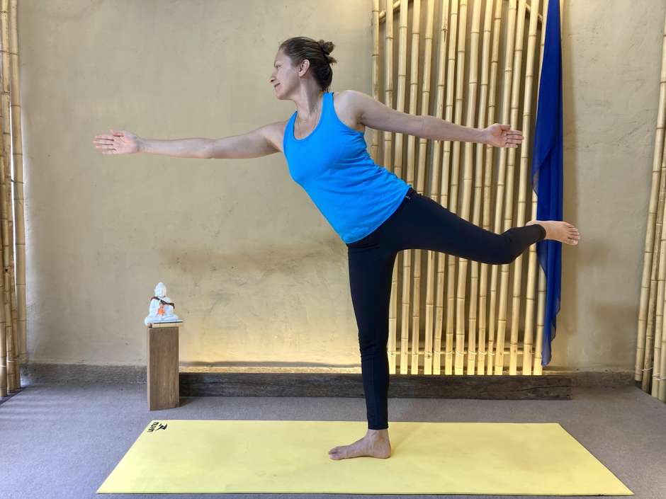 5 posições de yoga que auxiliam no desempenho físico - Namu