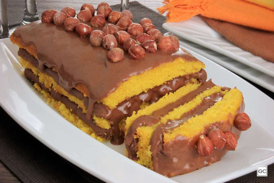 Aprenda a fazer um bolo de cenoura com brigadeiro delicioso para o lanche  da tarde