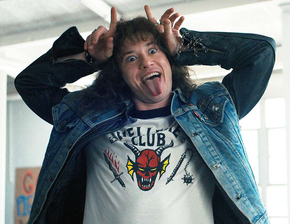 Stranger Things': Assista Joseph Quinn, o Eddie, ensaiar 'Master of  Puppets' do Metallica