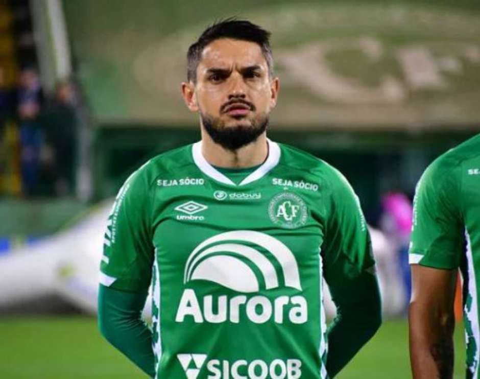 Chapecoense anuncia lateral esquerdo Kelvyn e volante Foguinho