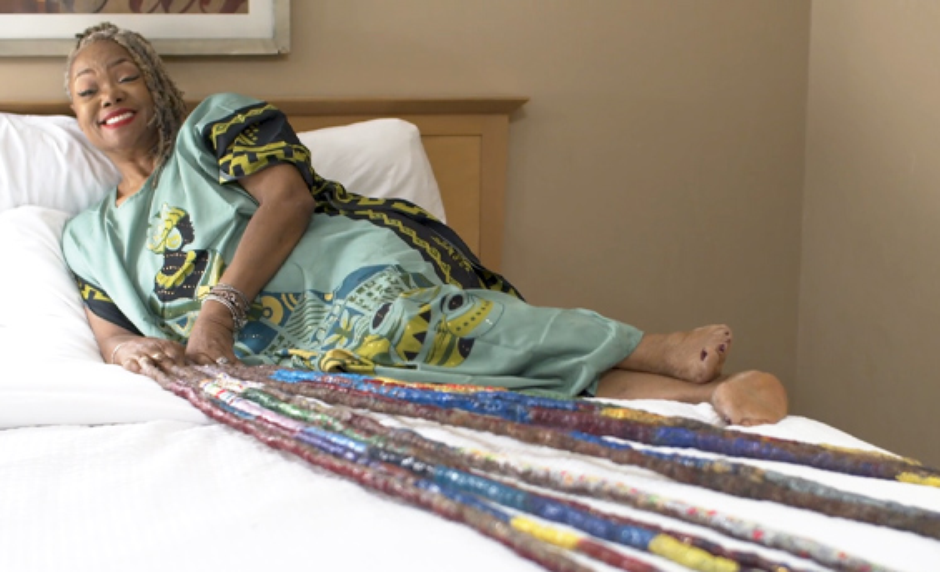 Sem cortar as unhas há 25 anos, mulher bate recorde mundial e revela motivo