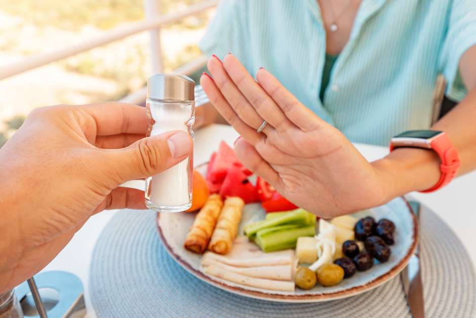 Você provavelmente está comendo sal demais nas refeições