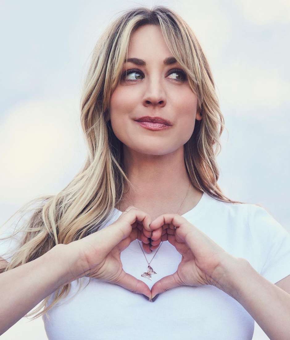 Atriz Kaley Cuoco despede-se de vida de solteira com festa cor-de-rosa -  soheilrobotics.com