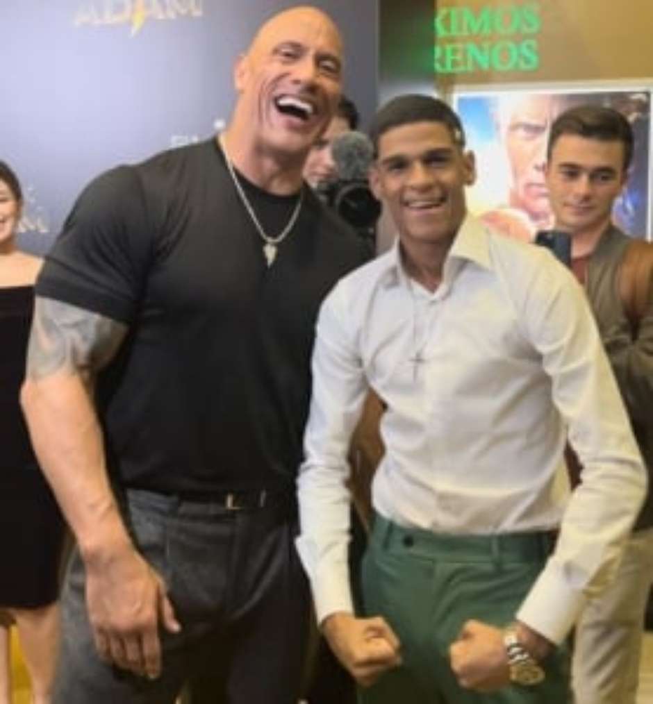 Filha de The Rock assina com a WWE