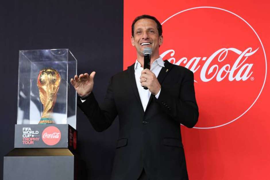 Em evento com Cafu, patrocinadora exibe taça da Copa da Mundo de