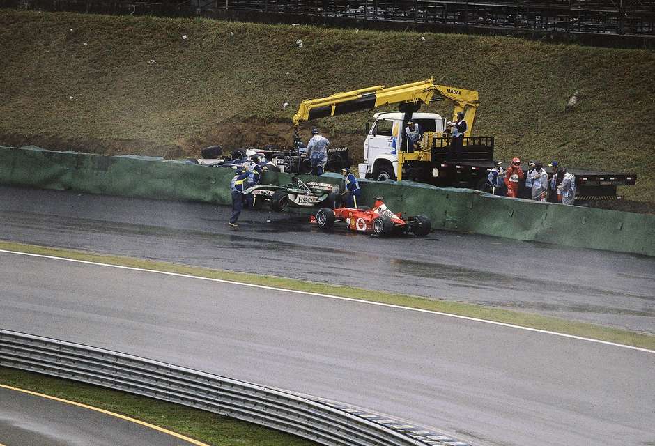 Interlagos: gatas desafiam tempo ruim em corrida da Moto 1000